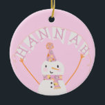 Décoration En Céramique Joli rose Noël Snowman Enfants Personnalisé<br><div class="desc">Cet ornement comprend un adorable bonhomme de neige rose et orange. Parfait pour les enfants pour les vacances. Un nom peut être ajouté à la bannière et du texte personnalisé à l'arrière.</div>