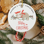 Décoration En Céramique Jolie Slothy 1er Christmas Enfants<br><div class="desc">Marquez vos petits d'abord Noël avec ce joli ornement Sloth. Le design présente un sommeil doré hivernal sur un brancard éclairé d'arbre,  le texte 'noël paresseux' et le nom.</div>
