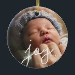 Décoration En Céramique Joy Photo Custom Ornament de Noël<br><div class="desc">Les ornements photo sont le cadeau qui continue à donner année après année. Quelle meilleure façon de capturer l'année qu'avec un ornement photo classique mais moderne avec la photo de votre choix et le mot "joie" dans une belle police de caractères de script. Parfait pour votre arbre ou comme cadeau....</div>