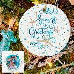 Décoration En Céramique Joyeuses Fêtes tropicaux Beach Script Photo<br><div class="desc">Un tour amusant sur les "Bonnes Fêtes" traditionnelles avec les mots SEAS & GREETINGS avec un look tropical, côtier ou plage et sentir à votre décor de Noël ou maison de plage. La typographie de script moderne et élégante est dans une aquarelle bleu turquoise relaxante accentuée par l'étoile de mer...</div>