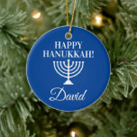 Décoration En Céramique Joyeux Hanoukka bleu menorah personnalisée Juive F<br><div class="desc">Joyeux Hanoukka bleu menorah coutume juive Noël ornement arbre de Noël de Noël. Ajoutez votre nom, votre salutation ou votre monogramme personnalisés. Conception personnalisée pour les fêtes juives. Décorations élégantes x-mas avec symbole de bougie religieuse. Téléchargez votre propre photo de famille sur le dos en option. Inclut une chaîne de...</div>