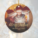 Décoration En Céramique Joyeux Noël Famille Photo Élégant Script Or<br><div class="desc">Faites passer des vacances à des amis et à la famille avec ce ornement de gardien moderne. Le texte en fausse feuille d'or dit "Joyeux Noël" en élégant script d'écriture manuscrite. Remplacez l'exemple d'image par votre photo préférée, et ajoutez votre nom de famille et l'année. Un filtre dégradé noir permet...</div>
