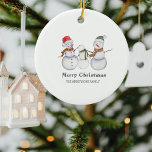 Décoration En Céramique Joyeux Noël-mignon Snowmen Noël de famille<br><div class="desc">Ajoutez une touche personnelle à votre arbre de Noël avec notre délicieux Joyeux Noël Customisé Nom Snowman Céramique Ornement! Ce charmant ornement est doté d'un joyeux bonhomme de neige et de votre nom,  ce qui en fait un cadeau unique et réfléchi ou un souvenir spécial.</div>