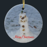 Décoration En Céramique Joyeux Noël Petit Snowman Année<br><div class="desc">Petit bonhomme de neige de nature mignonne avec nez de cône de pin, rochers de galets pour les yeux, sourire et boutons, branches pour les bras, et un dessus de buisson vert pour son casquette. Joyeux Noël. est écrit en écriture rouge. Backside a snowman et zone pour insérer l'année courante....</div>