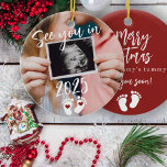 Décoration En Céramique Joyeux Noël vous voir en 2025 photo grossesse<br><div class="desc">Moderne et drôle vous voir en 2025 script,  empreintes et coeurs rouges nouveau bébé s'attendant à parents garder le saké Joyeux Noël de l'ornement d'arbre rouge ventre de maman avec votre photo à ultrasons personnalisée.</div>