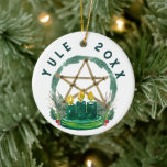 Décoration En Céramique Joyeux Yule Winter Solstice Wiccan Festin Pentacle<br><div class="desc">Partagez un esprit de vacances avec cet ornement unique de yule arboré avec un texte facile à modifier et la couleur arrière - plan,  avec une aquarelle rameau pentacle,  des bougies et la verdure d'hiver. Vous avez un Solstice d'hiver béni.</div>