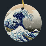 Décoration En Céramique La Sérénité Éternelle : La Grande Vague Ukiyo-e<br><div class="desc">Immergez-vous dans la beauté intemporelle du chef-d'oeuvre emblématique d'Hokusai avec notre ornement "Eternal Serenity". Réalisée avec précision et soin, cette vintage gravure en bois Ukiyo-e japonaise de la Grande Vague à Kanagawa prend vie dans des détails exquis. Le focus lisse et pointu capture chaque nuance, vous permettant de sentir la...</div>
