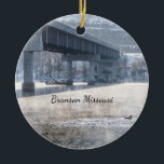 Décoration En Céramique Lac Taneycomo Foggy Winter Fishing Orament<br><div class="desc">L'ornement d'un bateau de pêche avec un couple d'hommes qui pêchent un matin d'hiver froid après la chute de neige comme quelques canards colverts mâles nagent sur les ponts près de Branson Landing à Branson Missouri, États-Unis. Vous recherchez plus d'impressions ou de produits ? N'hésitez pas à visiter mon magasin...</div>