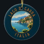 Décoration En Céramique Lago di Garda Italia Cercle Retro Perdu<br><div class="desc">Design vectoriel du lac de Garde. Le lac de Garde,  dans le nord de l'Italie,  est connu pour ses eaux cristallines. A l'extrémité sud,  la ville de Sirmione est dominée par la Rocca Scaligera,  une forteresse avec vue sur le port.</div>
