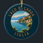 Décoration En Céramique Lago di Garda Italia Cercle Retro Perdu<br><div class="desc">Design vectoriel du lac de Garde. Le lac de Garde,  dans le nord de l'Italie,  est connu pour ses eaux cristallines. A l'extrémité sud,  la ville de Sirmione est dominée par la Rocca Scaligera,  une forteresse avec vue sur le port.</div>