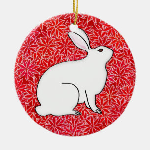 Décoration En Céramique Lapin sur un lit de fleurs de printemps