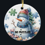 Décoration En Céramique Le cerveau gèle l'énigme de Snowman<br><div class="desc">Les Snowmen ont leurs propres talents uniques ; l'un d'entre eux se débat avec un gel cérébral tout en essayant d'assembler des pièces de puzzle. Cet ornement d'arbres de vacances présente une scène fantaisiste d'un bonhomme de neige aux bras de brindilles, encerclé par des pièces de puzzle. Un petit humour...</div>