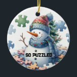 Décoration En Céramique Le cerveau gèle l'énigme de Snowman<br><div class="desc">Les Snowmen ont leurs propres talents uniques ; l'un d'entre eux se débat avec un gel cérébral tout en essayant d'assembler des pièces de puzzle. Cet ornement d'arbres de vacances présente une scène fantaisiste d'un bonhomme de neige aux bras de brindilles, encerclé par des pièces de puzzle. Un petit humour...</div>