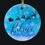Décoration En Céramique Le Père Noël et son renne volant - Croyez<br><div class="desc">ornement sur le thème de Noël avec une silhouette noire de père Noël à cheval dans son traîneau tiré par son renne volant à travers le ciel. Croyez écrit dans une police de caractères rouge tendance. L'arrière - plan est un modèle de flocon de neige glacé bleu glacé.</div>