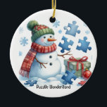 Décoration En Céramique Le Puzzle de Snowman Wonderland<br><div class="desc">Les neigeurs ont leurs talents uniques; l'un d'entre eux est en émerveillement en tentant d'assembler des pièces de puzzle. Cet ornement d'arbre de vacances présente une scène fantaisiste d'un bonhomme de neige aux bras de brindilles, habillé pour impressionner avec des pièces de puzzle autour de lui. Un petit humour de...</div>