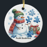 Décoration En Céramique Le Puzzle de Snowman Wonderland<br><div class="desc">Les neigeurs ont leurs talents uniques; l'un d'entre eux est en émerveillement en tentant d'assembler des pièces de puzzle. Cet ornement d'arbre de vacances présente une scène fantaisiste d'un bonhomme de neige aux bras de brindilles, habillé pour impressionner avec des pièces de puzzle autour de lui. Un petit humour de...</div>