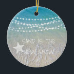 Décoration En Céramique Le Sable Est Le Nouveau Noël De La Plage De Neige<br><div class="desc">Ce joli décor de vie de plage Sand est le nouvel ornement de neige avec une scène de plage avec une étoile de mer et des lampes à cordes qui se livrent au sommet. Personnaliser en ajoutant un an.</div>