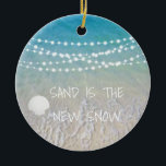 Décoration En Céramique Le Sable Est Le Nouveau Noël De La Plage De Neige<br><div class="desc">Ce joli décor de vie de plage Sand est le nouvel ornement de neige avec une scène de plage avec un coquillage et des lampes à cordes qui se livrent au sommet. Personnaliser en ajoutant un an.</div>
