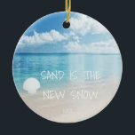 Décoration En Céramique Le Sable Est Le Nouveau Noël De La Plage De Neige<br><div class="desc">Ce joli décor de vie de plage Sand est le nouvel ornement de neige avec une scène de plage avec un coquillage. Personnaliser en ajoutant un an.</div>