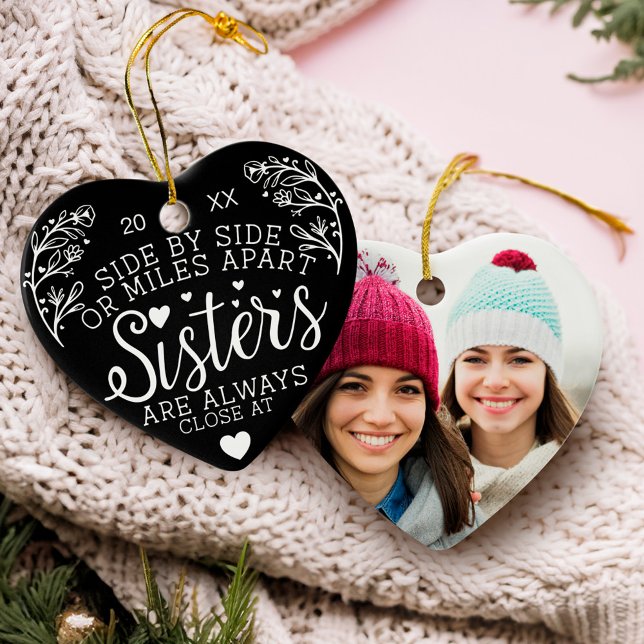 Décoration En Céramique Les Soeurs connectées Au Coeur Photo Keepsaké Noir (Sisters Connected At Heart Photo Keepsake Black Ceramic Ornament)