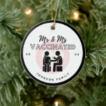 Décoration En Céramique M. & Mme Vacciné Romantique Couple Nom de famille<br><div class="desc">Décorez votre sapin de Noël avec ce joli et romantique ornement de vaccination ! Ajoutez facilement le nom de famille et l'année désirés en cliquant sur l'option "personnaliser ce modèle".</div>