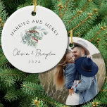 Décoration En Céramique Marié & Joyeux Notre première photo de Noël<br><div class="desc">Commémorez votre première saison de vacances avec l'ornement photo en céramique "Marié & Joyeux Notre Premier Noël". Conçu pour les jeunes mariés, ce gardien personnalisé présente votre photo chère encadrée par un design minimaliste et des accents saisonniers chaleureux. Idéal pour les couples de toutes sortes, il capture l'essence de votre...</div>