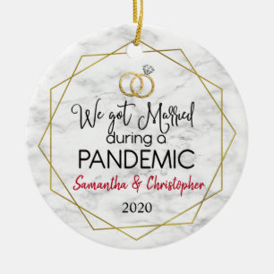 Décoration En Céramique Marié pendant un Noël pandémique