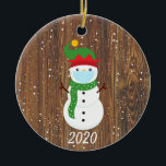 Décoration En Céramique Masque Visage de Noël Snowman 2020 Wood<br><div class="desc">Ce design a été créé par art numérique et peut être personnalisé dans la zone fournie ou customisée en changeant la photo ou en ajoutant vos propres mots. Contactez-moi à l'adresse colorflowcreations@gmail.com si vous souhaitez que ce design soit disponible sur un autre produit. Achetez ma peinture acrylique abstraite originale à...</div>