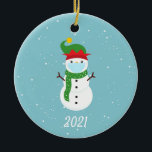 Décoration En Céramique Masque visage de Noël Snowman 2021<br><div class="desc">Ce design a été créé par art numérique et peut être personnalisé dans la zone fournie ou customisée en changeant la photo ou en ajoutant vos propres mots. Contactez-moi à l'adresse colorflowcreations@gmail.com si vous souhaitez que ce design soit disponible sur un autre produit. Achetez ma peinture acrylique abstraite d'origine pour...</div>