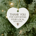 Décoration En Céramique Merci Pour Le Soutien De Votre Abetière Locale Gol<br><div class="desc">Merci à vos clients et gardez votre chapiaire dans leurs pensées cette saison des Fêtes avec ce beau ornement et son message sincère en or métallique texte "gaussé" sur l'arrière - plan blanc avec abeille de miel. Coordonnées imprimées discrètement sur le dos. Ce joli petit coeur semble également être suspendu...</div>