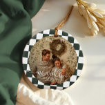 Décoration En Céramique Merrily Marié Retro Checkerboard photo nouvellemen<br><div class="desc">Faites leur premier Noël comme mariés de nouveau inoubliable avec ce charmant bijou de mariage joyeux. Doté d'un motif de damier nostalgique qui saisit parfaitement l'esthétique chaleureuse et rétro-boho, cet ornement de gardien est une belle façon de commémorer leur année spéciale. Parfait pour accrocher sur le sapin de Noël ou...</div>