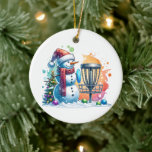 Décoration En Céramique Merry Disk-mas | Disk Golf Personnalisé Noël<br><div class="desc">Décor de Noël sur le thème du disque de golf personnalisé. Joli bonhomme de neige en aquarelle à Santa chapeau à côté d'un panier de golf dans la neige à côté d'un sapin de Noël.</div>