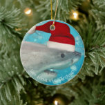 Décoration En Céramique Merry Great White Noël Shark Santa Hat Funny<br><div class="desc">Avez-vous déjà vu un grand requin blanc ? Mais avez-vous déjà vu un grand requin blanc avec un chapeau de Père Noël dans un arbre de Noël ? Faites de votre arbre une spécialité cette année avec cet ornement extraordinaire avec une photo de fond d'un grand requin blanc, prise lors...</div>