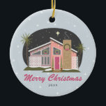 Décoration En Céramique Milieu du siècle moderne Maison rose Noël<br><div class="desc">Illustration d'une maison moderne rose du milieu du siècle,  décorée de couronnes de Noël,  d'arbres de Noël et de lampes de Noël enneigées dans le jardin et de deux palmiers. Le ciel nocturne est orné d'étoiles et de flocons de neige. Arrière - plan motif inspiré du milieu du siècle.</div>