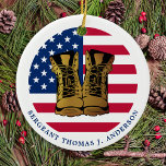 Décoration En Céramique Militaire armée Custom USA American Flag Soldat<br><div class="desc">Voici notre ornement patriotique conçu spécialement pour le personnel militaire, les anciens combattants et leurs familles. Ce magnifique ornement présente le drapeau américain et le drapeau américain, ainsi que des bottes de combat en or, symbolisant la bravoure et le dévouement des soldats courageux qui ont servi notre pays. Pour le...</div>