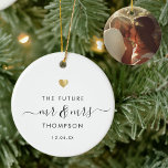 Décoration En Céramique Moderne Élégant L'Avenir M. Mme Fiançailles Gold<br><div class="desc">L'avenir, M. et Mme ! Ornement mariage moderne avec votre nom personnalisé en calligraphie tourbillonnant élégante à côté d'un coeur d'or imprimé et la date de votre fiançailles. Sur le dos, vous trouverez l'espace pour votre photo préférée des nuptiaux. C'est la version minimaliste en noir et blanc. De grands cadeaux...</div>
