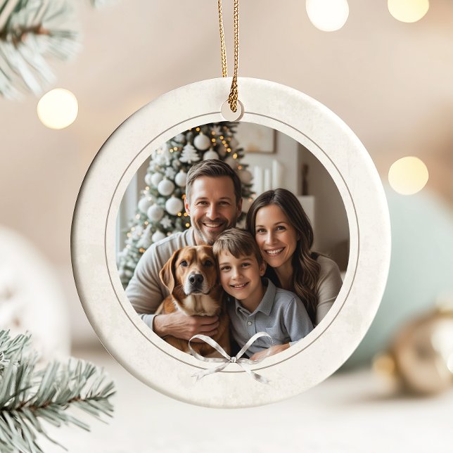 Décoration En Céramique Moderne Elegant Simple Boho Photo Famille de Noël (Elegant boho round Christmas photo ornament with texture pattern background and bow at the bottom)