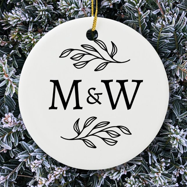 Décoration En Céramique Monogramme de couple Élégant Botanique (Couple monogram initials personalized botanical leaves ceramic ornament)