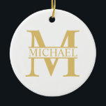 Décoration En Céramique Monogramme et nom personnalisé blanc et or<br><div class="desc">Monogramme personnalisé et cadeaux de nom avec monogramme d'or personnalisé dans le style de police serif classique avec boîte de nom au milieu du monogramme sur arrière - plan blanc. Parfait comme décors de maison, cadeaux pour le ménage, cadeaux de vacances pour la famille, les jeunes mariés et plus. A...</div>