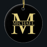 Décoration En Céramique Monogramme et nom personnalisés noir et or<br><div class="desc">Monogramme personnalisé et cadeaux de nom avec monogramme d'or personnalisé dans le style de police serif classique avec boîte de nom au milieu du monogramme sur arrière - plan noir. Parfait comme décors de maison, cadeaux de ménage, cadeaux de vacances pour la famille, les jeunes mariés et plus. Veuillez noter...</div>