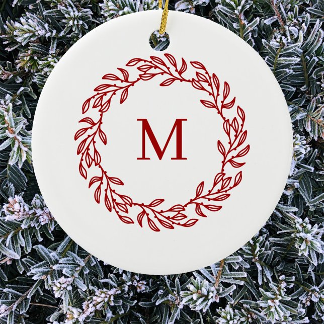 Décoration En Céramique Monogramme moderne Feuille rouge initiale et couro (Modern monogram initial red and white leafy botanical wreath Christmas ornament)