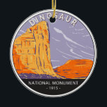 Décoration En Céramique Monument national de Dinosaur Cercle Vintage<br><div class="desc">Dinosaure dessin vectoriel. Le parc compte plus de 800 sites paléontologiques et contient des fossiles de dinosaures,  dont l'Allosaurus,  le Deinonychus,  l'Abydosaurus et divers sauropodes.</div>