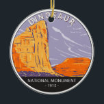 Décoration En Céramique Monument national de Dinosaur Cercle Vintage<br><div class="desc">Dinosaure dessin vectoriel. Le parc compte plus de 800 sites paléontologiques et contient des fossiles de dinosaures,  dont l'Allosaurus,  le Deinonychus,  l'Abydosaurus et divers sauropodes.</div>