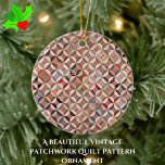 Décoration En Céramique Motif de surface composée Vintage coloré<br><div class="desc">Ce magnifique ornement d'arbres de Noël à courtepointes présente le motif de bobine complexe et coloré d'une courtepointe en patchwork américaine vintage, située dans le Smithsonian American Art Museum. Profitez de la richesse des détails de couture géométrique, dans les tons brun clair, corail, rose poussiéreux, rouge, bleu, etc. Un cadeau...</div>