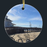 Décoration En Céramique Newport Pier, Newport Beach, Californie<br><div class="desc">Newport Pier à Newport Beach,  Californie. Construit en 1889,  l'embarcadère est un point de repère de Newport Beach. C'est un endroit très populaire pour les pêcheurs locaux et offre de superbes vues dans toutes les directions ! Photo prise en novembre 2022.</div>