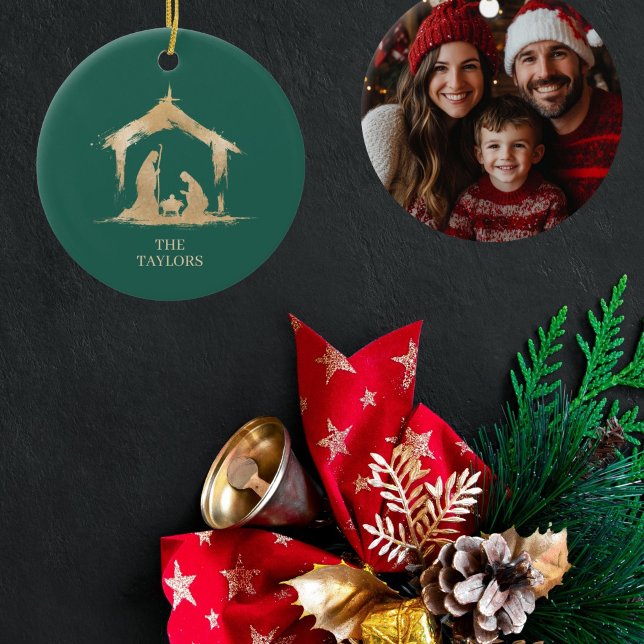 Décoration En Céramique Noël Crèche religieuse Scène Famille Photo (CIRCLE CHRISTMAS ORNAMENT WITH GOLD NATIVITY SCENE ON THE GREEN BACKGROUND A FAMILY PHOTO)