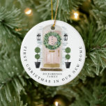 Décoration En Céramique Noël Dans Nouvelle Maison Aquarelle Porte Rose Wre<br><div class="desc">Un décor parfait pour les nouveaux couples, les jeunes mariés et les familles qui fêtent leur premier Noël dans leur nouvelle maison. Notre design comprend notre propre porte d'entrée rose aquarelle peinte à la main avec une couronne de Noël festive. Accentué par des touches d'or sur la fente de boîte...</div>