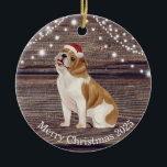 Décoration En Céramique Noël du mignon Santa Hat English Bulldog<br><div class="desc">Cet ornement de Noël en céramique a un mignon Bulldog anglais portant un chapeau de Père Noël rouge,  du bois et des lumières arrière - plan et un message du bulldog sur le dos. Cet ornement est parfait pour votre arbre ou pour donner en cadeau.</div>