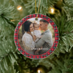 Décoration En Céramique Noël traditionnel rouge tartan personnalisé<br><div class="desc">Décor de Noël rouge et vert tartan plaid élégant et élégant décor de vacances. Texte du script de l'effet or. Design traditionnel moderne.</div>