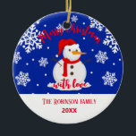 Décoration En Céramique nom de famille snowman<br><div class="desc">Beau et mignon ornement de Noël. Cet ornement est inspiré de la veille de Noël,  Aimez-vous les flocons de neige,  les bonhommes de neige et les couleurs bleues? Si c'est ainsi que cet ornement peut être pour vous! Cliquez sur personnaliser pour commencer à customiser !</div>